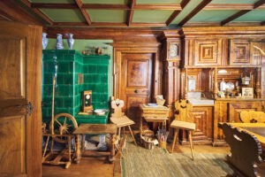 Zimmer mit Kachelofen, Einbau-Buffet und diversen alten Gegenständen