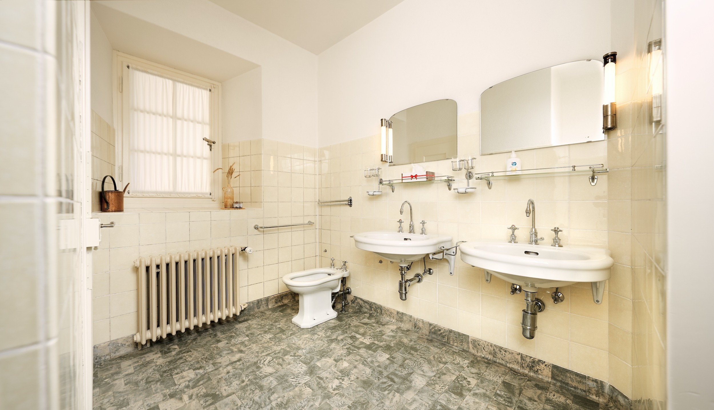 Badezimmer mit antiken Lavabos, Spiegeln und Bidet