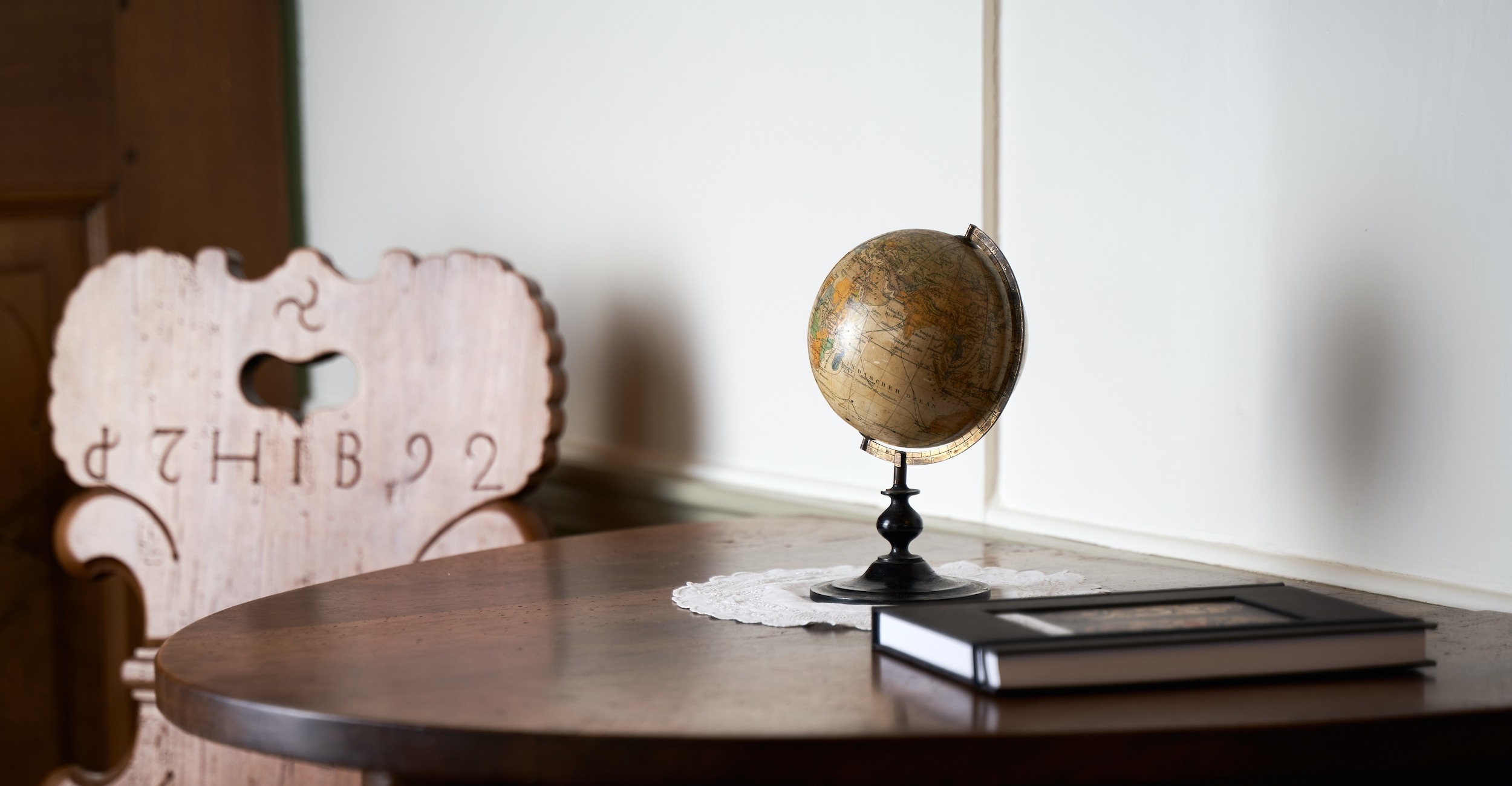 Antiker Globus auf Holztisch