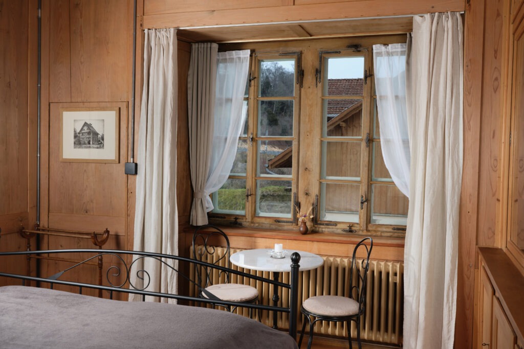 Zimmerecke mit Tisch und zwei Stühlen