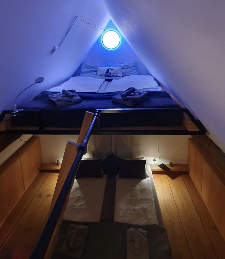 Doppelbett und darüberliegendes Giebelbett mit Zugang über Leiter